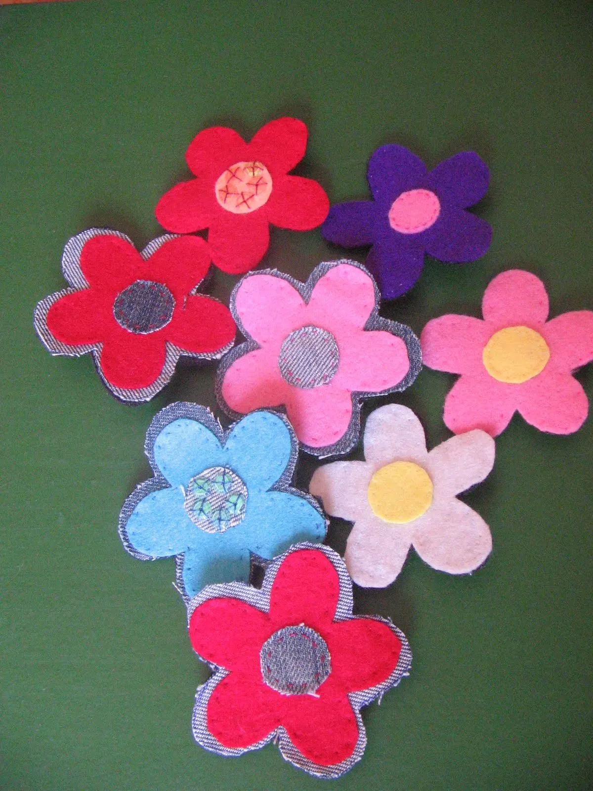 posted under Broches de fieltro , Flores de fieltro |