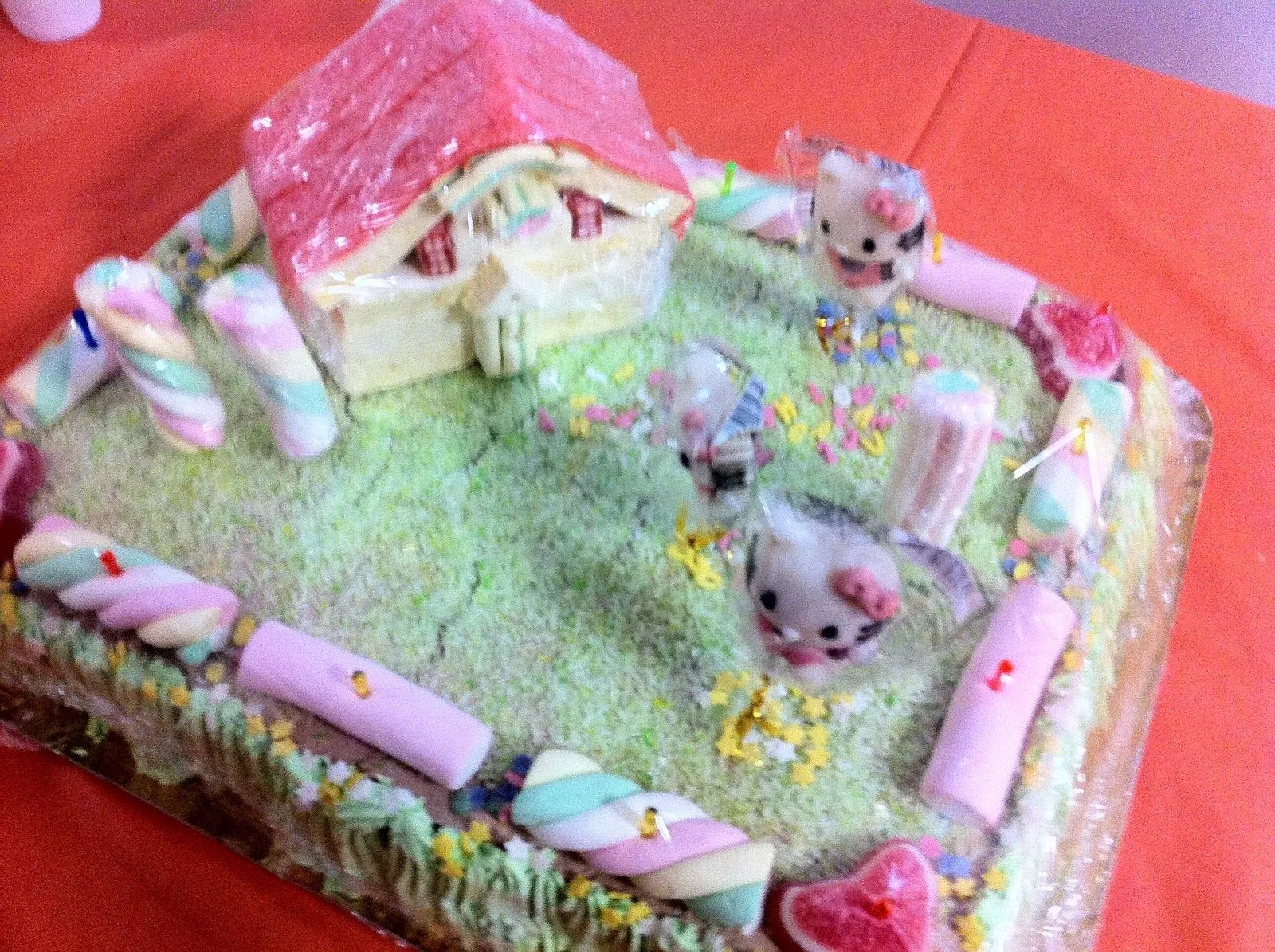 Postres en familia: Tarta de celebración Hello Kitty y chuches