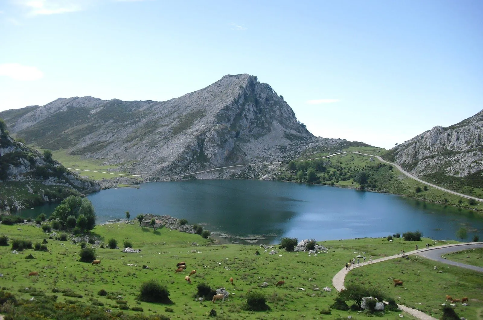 POZO DE ALMAS: LAGO ENOL DE COVADONGA: " DONDE NACE LA LEYENDA"