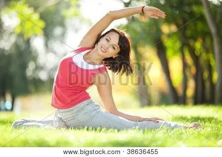 Pretty woman, haciendo ejercicios de yoga en el Parque Fotos stock ...