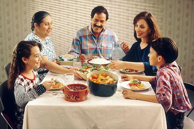 Cómo prevenir la obesidad infantil, comiendo en familia ...