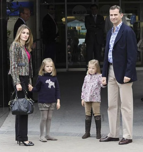 Los príncipes de Asturias y sus hijas visitan al Rey en el hospital