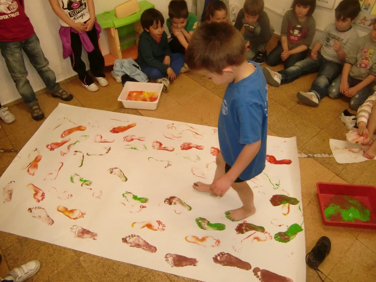 Profe Rafa de Infantil: Hacemos un mural con las huellas de ...