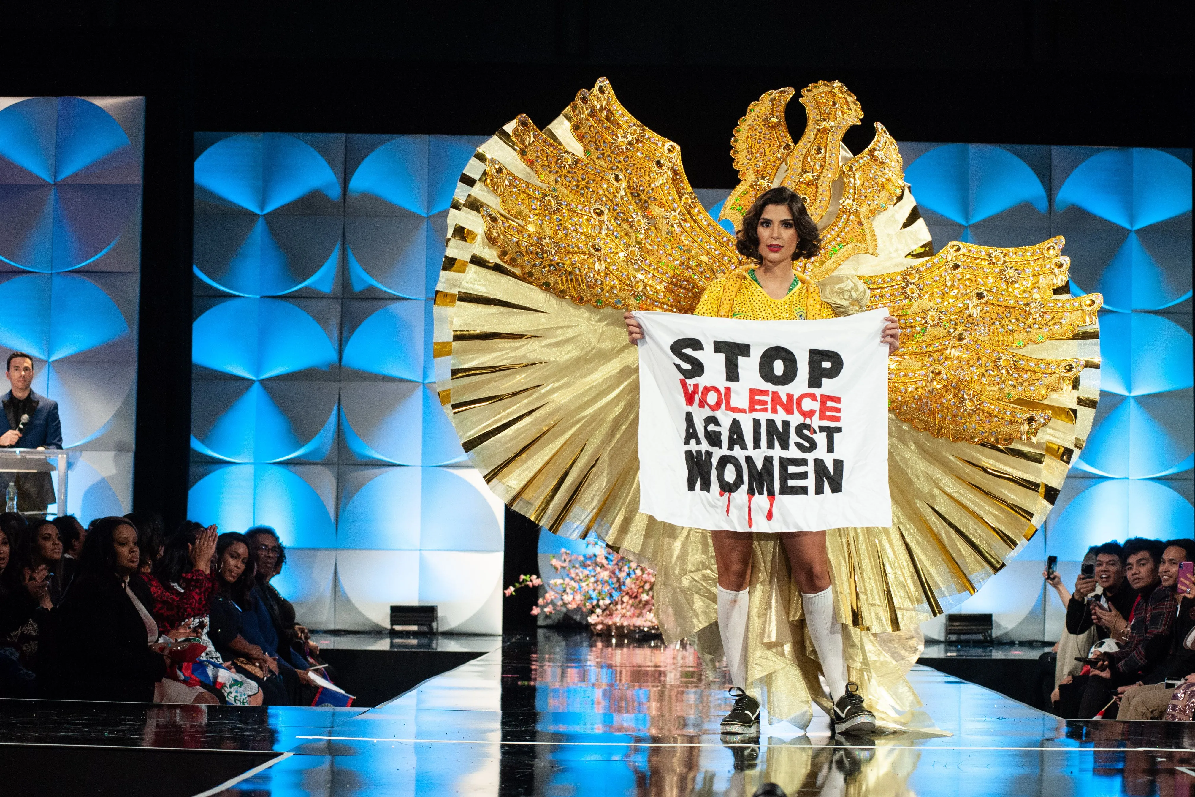Las protestas en la competencia de traje típico de Miss Universo 2019 - CNN  Video