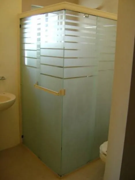 Puertas, ventanas de aluminio: Canceleria para baño de cristal tempado