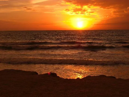 Puesta del sol playa hotel: fotografía de Serekunda, División de ...