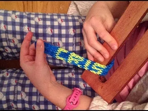 Cómo hacer pulsera de gomitas o ligas, con nombre - YouTube