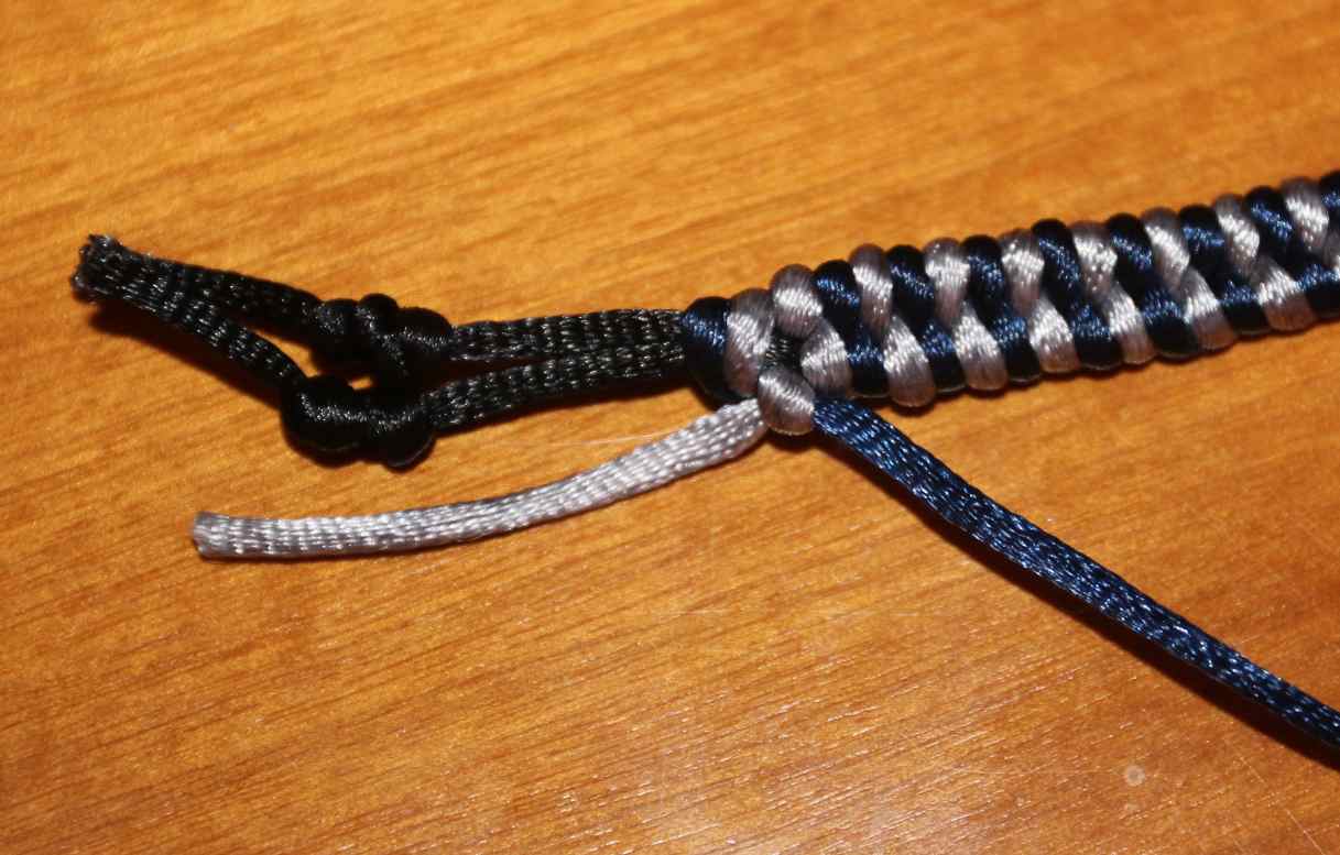 Cómo hacer una pulsera de hilos con cola de ratón. | Manetes Bones