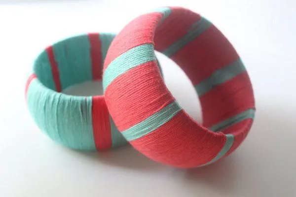 Pulsera con hilos de colores - Guía de MANUALIDADES