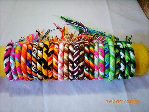 Pulseras de lana - Imagui