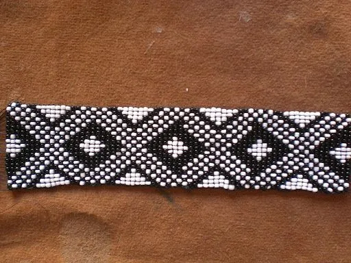 Pulseras de mostacillas en telar - Imagui