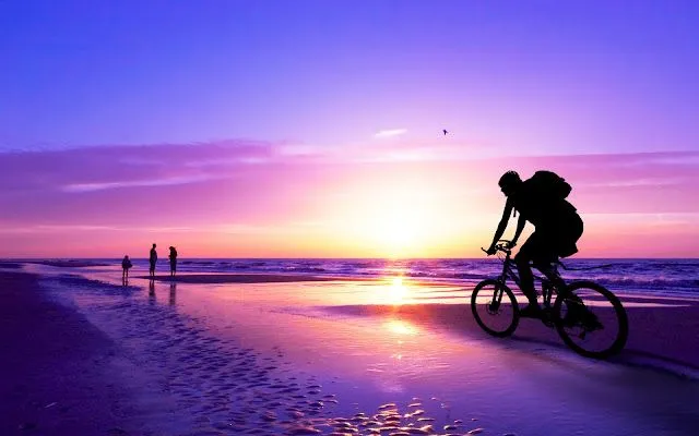 Qoltuq Yaramaz: Montando Bicicleta al Atardecer en la Playa