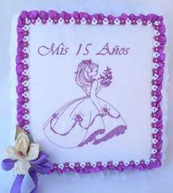 de la quinceanera y las letras estan bordadas en tela