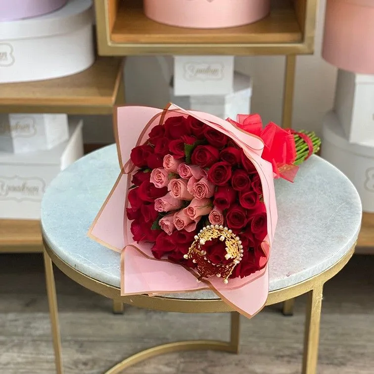Ramo de 40 rosas rojas & 10 rosas hermosas al centro con papel coreano my  queen | Yaakun Flores