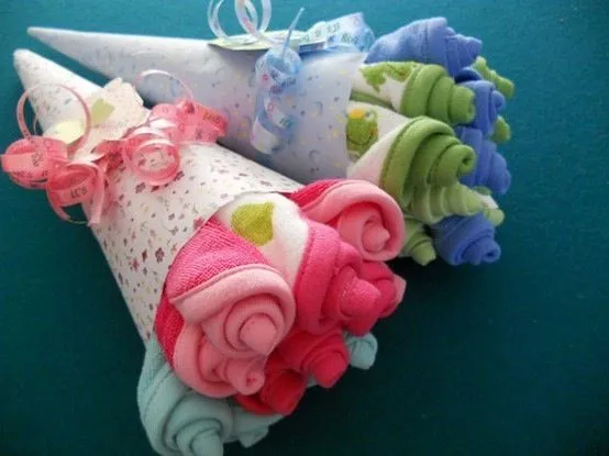 Ramo de flores hechos con toallitas para bebes,que bonito regalo ...