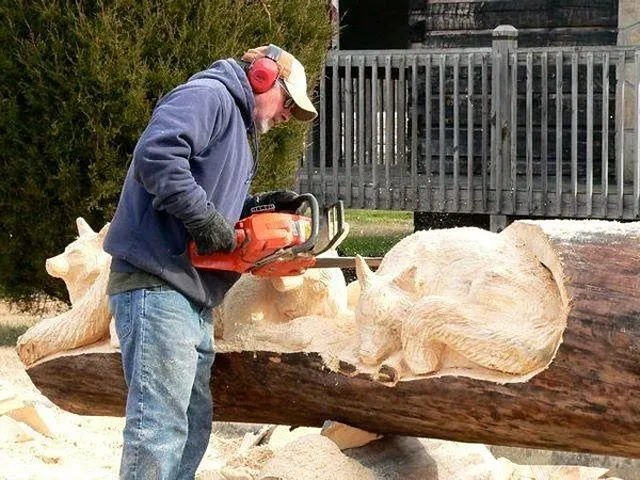 Randall Boni, arte con una motosierra. | Tejiendo el mundo