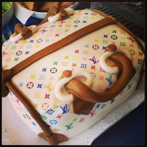 Raquel Calderón on Twitter: "Torta para una mamá fashion! Jaja LV ...