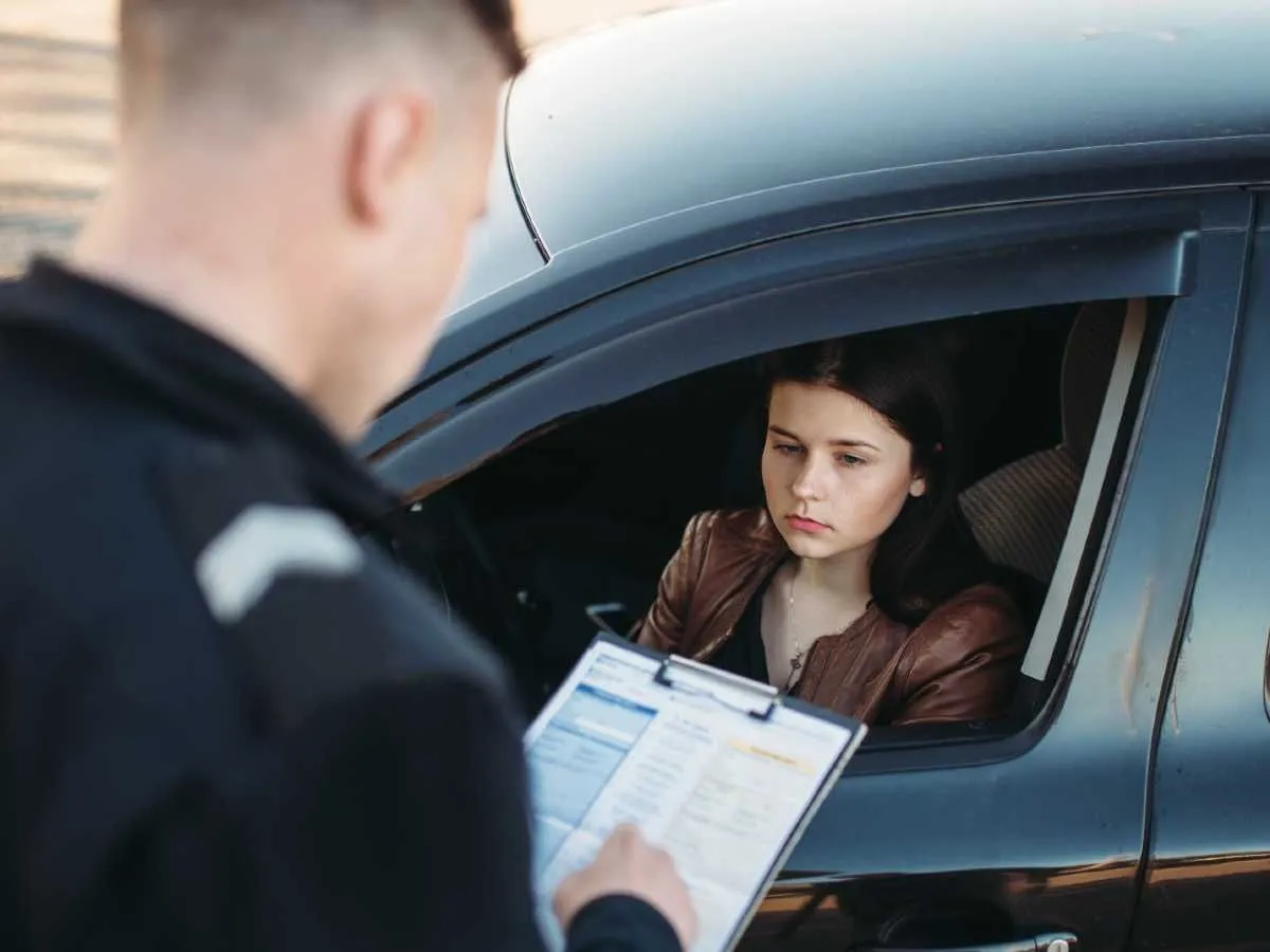 Razones por las que un policia puede inspeccionar mi coche sin una órden |  Dinero en Imagen