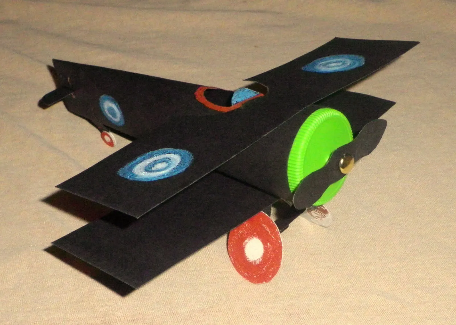 re-creo de colores: AVIÓN DE CARTULINA