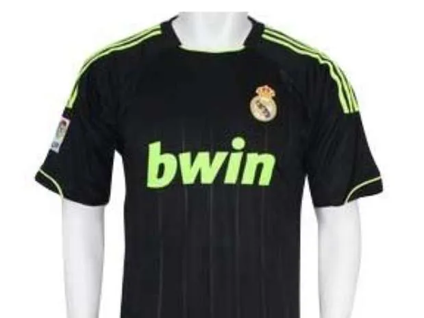 Real Madrid regala a jeque en Kuwait nuevo uniforme 2012/13 ...