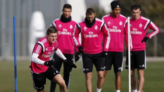 Real Madrid salió con uniforme de color rosa, en contra de su ...