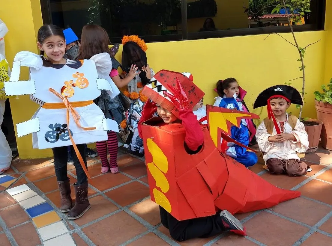 Realiza el Colegio Hikma concurso de disfraces con material reciclado - Colegio Hikma | Modelo Activo, pionero en Puebla