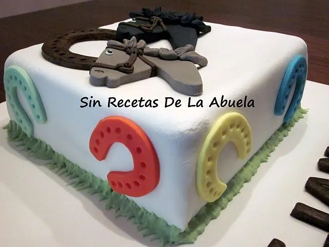 SIN RECETAS DE LA ABUELA: TARTA CABALLO CON FONDANT DE NUBES.