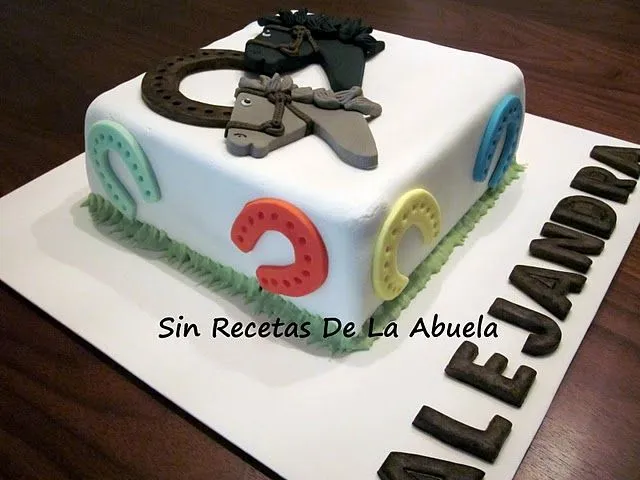 SIN RECETAS DE LA ABUELA: TARTA CABALLO CON FONDANT DE NUBES.