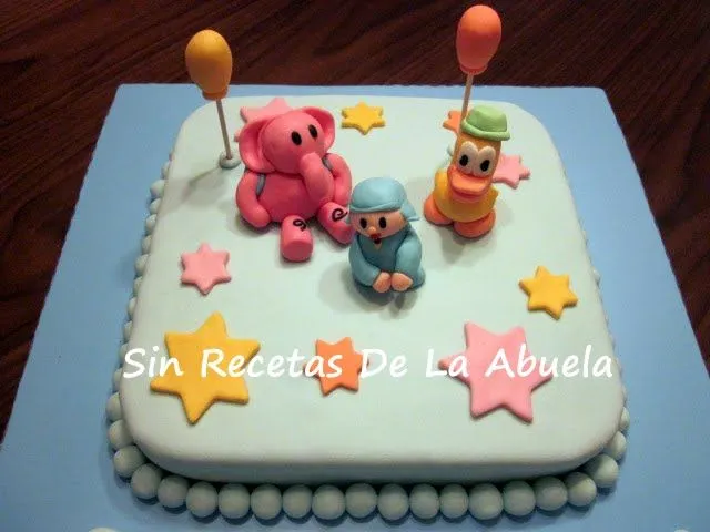 SIN RECETAS DE LA ABUELA: TARTA POCOYO CON FONDANT DE NUBES.