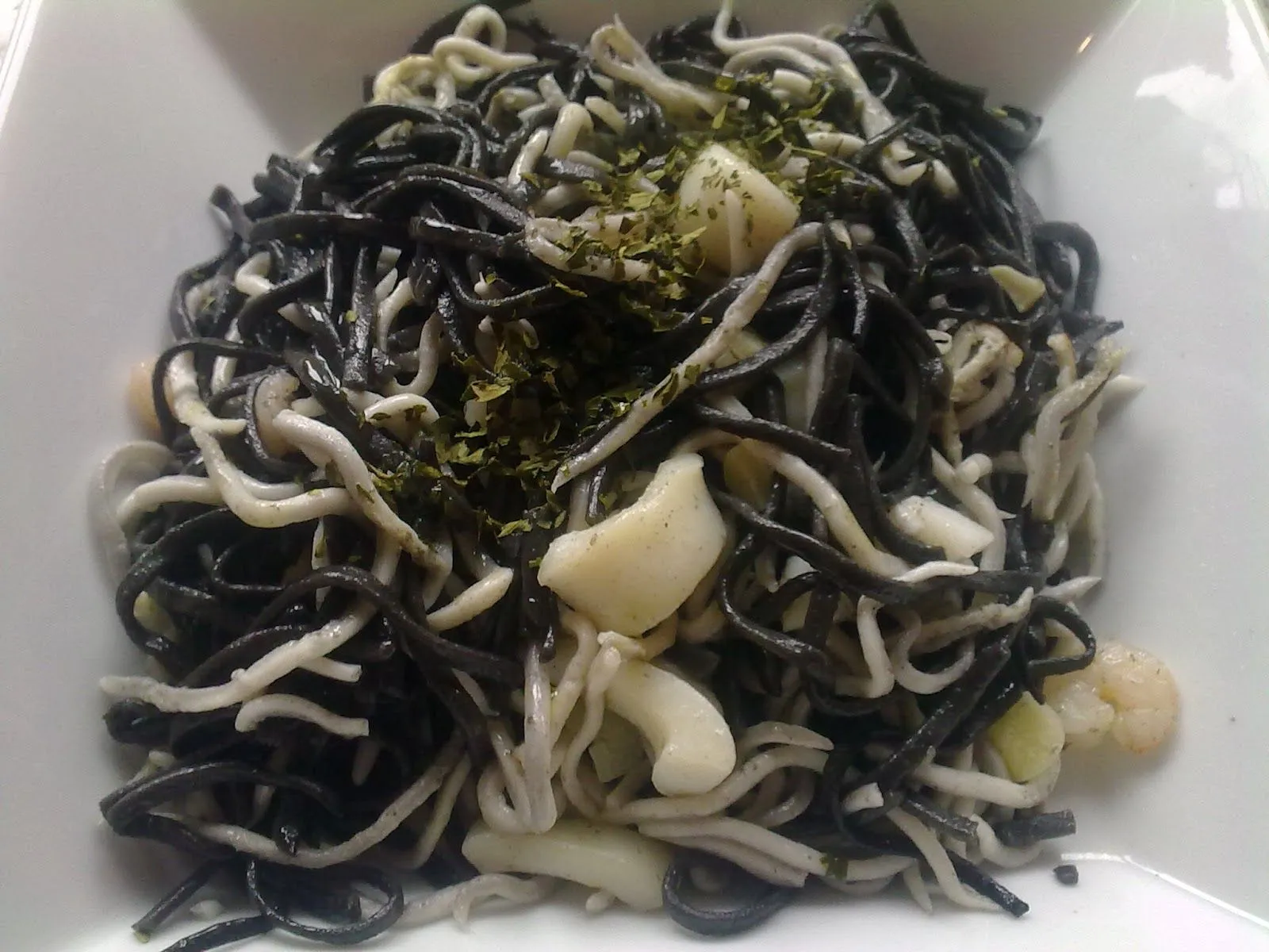 Mis recetas de cocina: Blanco y Negro (pasta negra con gulas ...