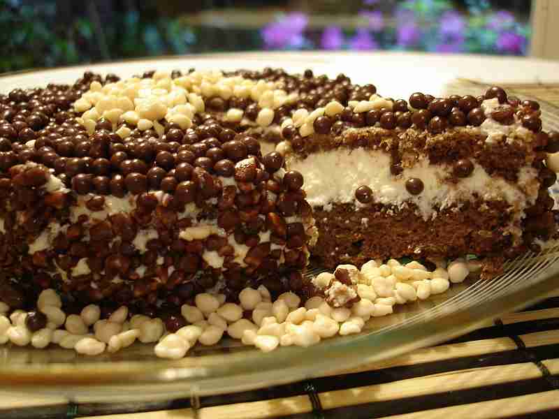 Las recetas de Silvia: Torta de chocolate rellena decorada con ...