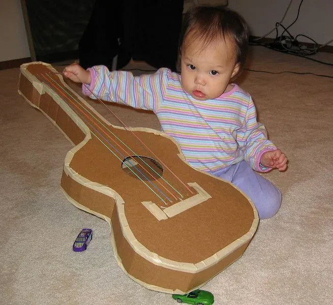 Reciclar cartón haciendo una guitarra. | Quiero más diseño