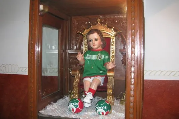 Red de Blogs Ateos » La Iglesia condena que vistan al "Niño Dios ...