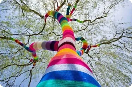 Reflexiones sobre el yarnbombing | Corriendo con Tijeras