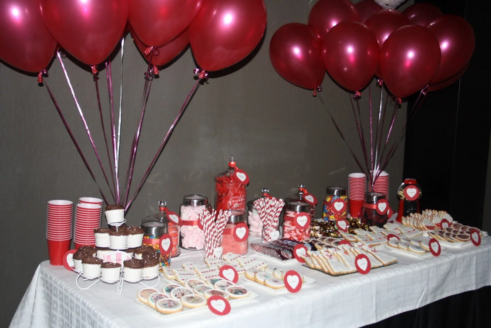 Las reinas de las tartas Fondant: Mesa de dulces en rojo para BODA