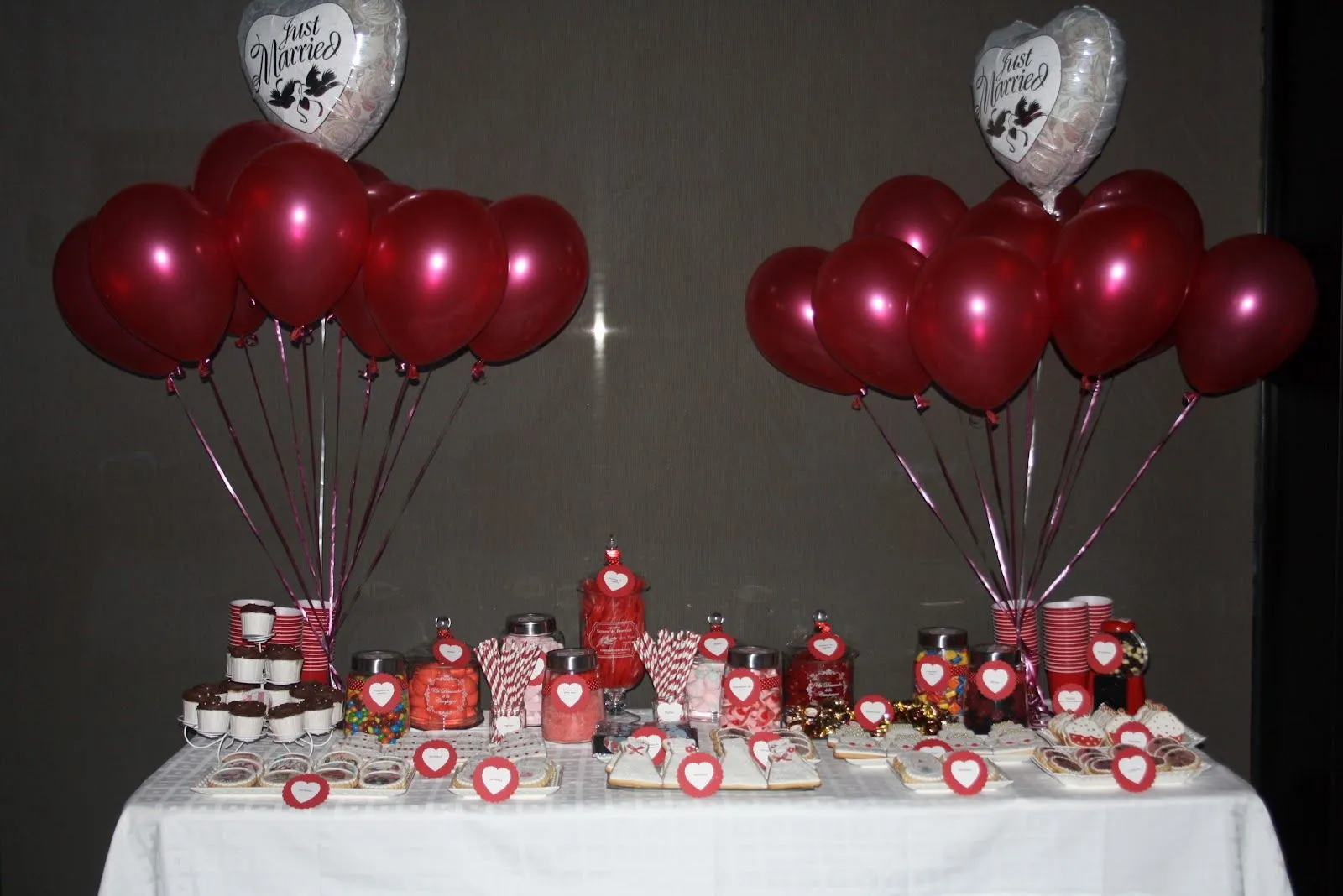 Las reinas de las tartas Fondant: Mesa de dulces en rojo para BODA