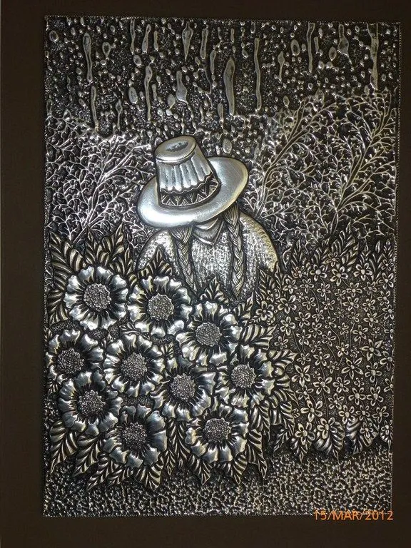 REPUJADO DE PAISANA ENTRE FLORES | Repujado en metal | Pinterest