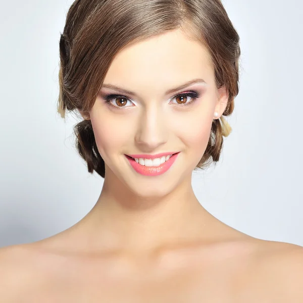 Retrato de muchacha joven hermosa con piel limpia de cara bonita ...