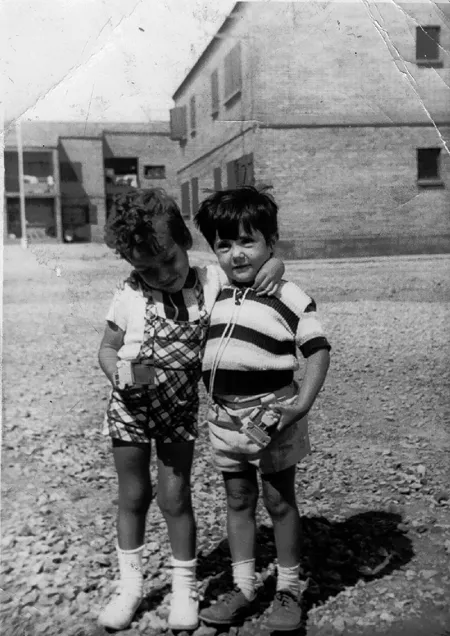 Retrato de dos niños en Ojos Negros.