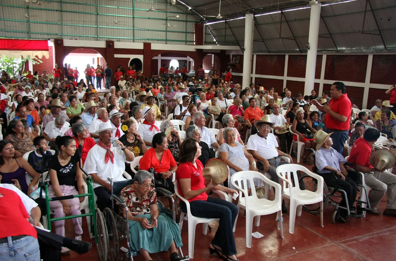 reunion con personas de la tercera edad | Neftali del Toro candidato