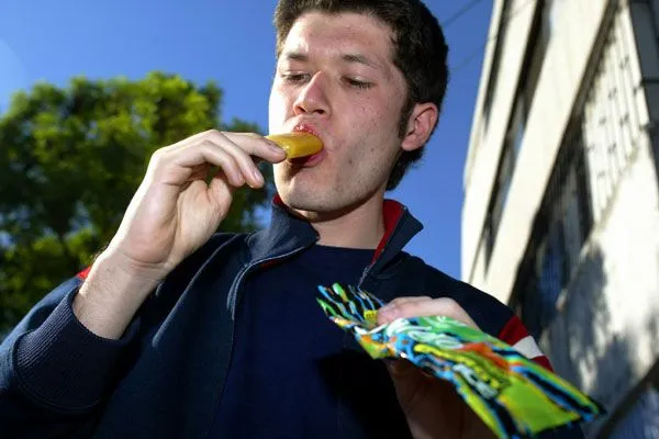 Revelan por qué comer helados puede causar dolor de cabeza | Emol.com