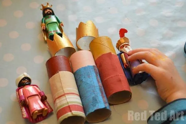 reyes-magos-con-rollos-de- ...