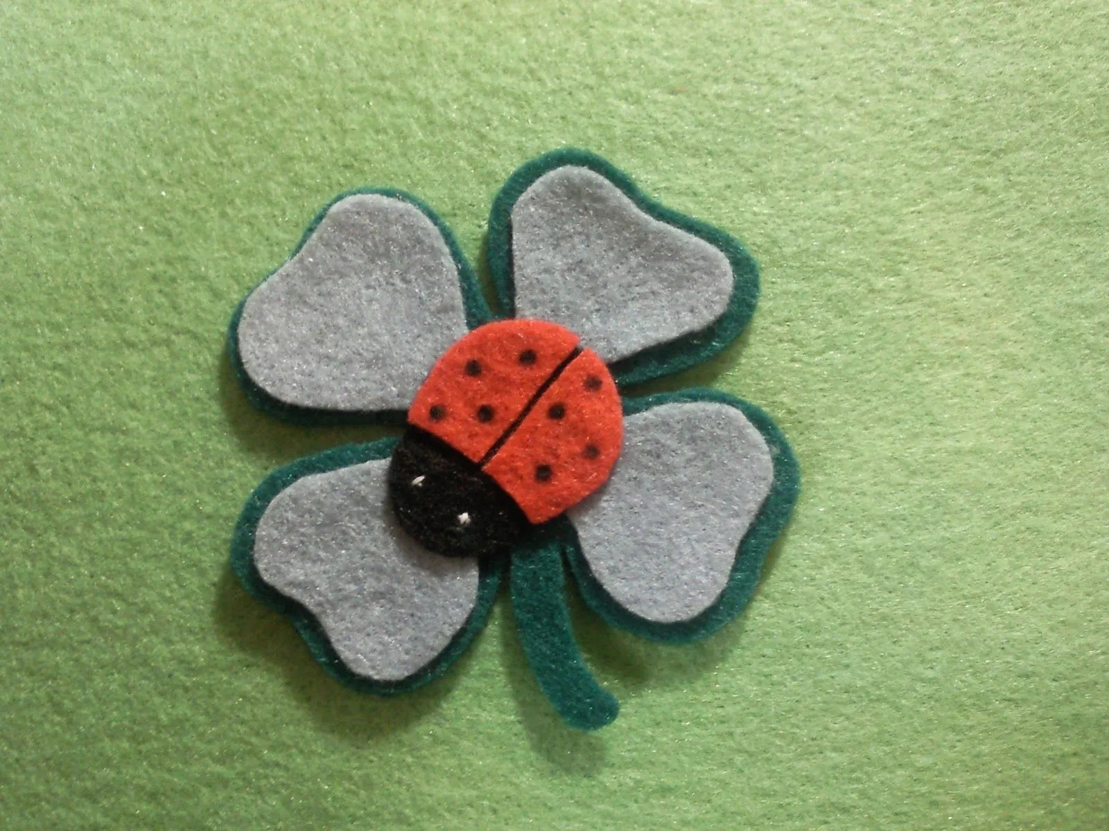 El rincón de Zoe (regalos): Broches de fieltro (FLORES Y MOLINILLOS)