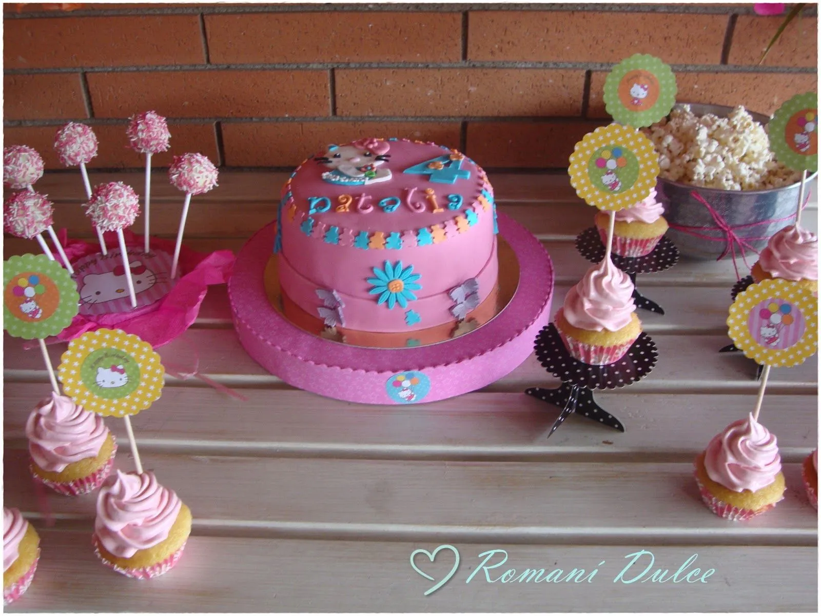 Romaní Dulce: MESA DULCE "HELLO KITTY"