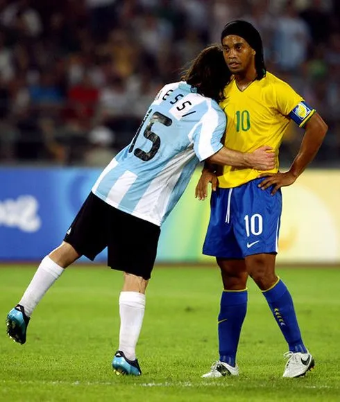 Ronaldinho: "Cristiano Ronaldo is making history, but Messi is the ...