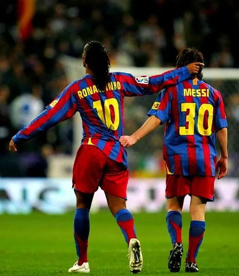 Ronaldinho: "Cristiano Ronaldo is making history, but Messi is the ...