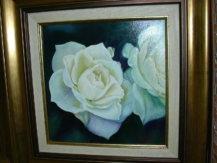 rosas blancas sobre fondo oscuro PAQUI MORALES- Artelista.com