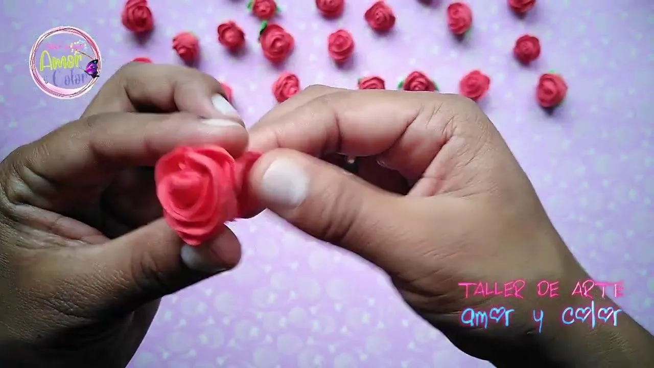 COMO HACER ROSAS EN FOAMI MOLDEABLE - YouTube