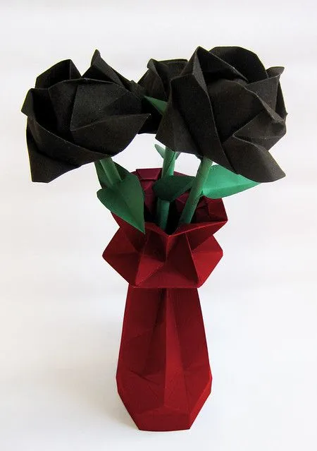 Rosas-Negras-y florero | Flickr - Photo Sharing!