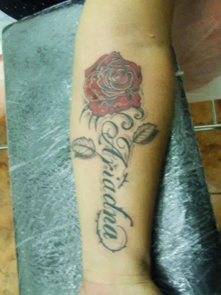 TATUAJE DEL NOMBRE ARIADNA, CON UNA ROSA